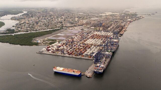 Vista aérea panorâmica do Porto de Paranaguá com navios atracados e contêineres
