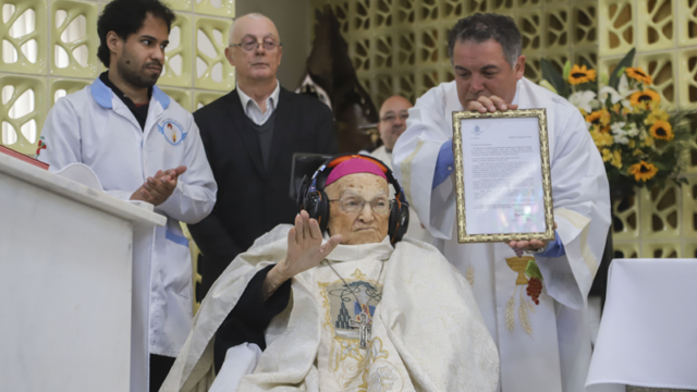 Dom Pedro Fedalto sentado em cadeira de rodas durante celebração religiosa
