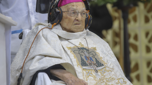 Dom Pedro Fedalto usando óculos, paramentos litúrgicos e fones de ouvido em sua comemoração de 100 anos