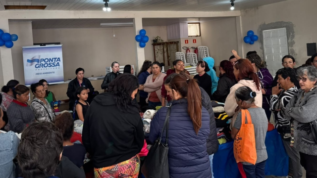 Moradores reunidos em ambiente interno durante ação do programa Conecta FASPG nos Bairros em Ponta Grossa