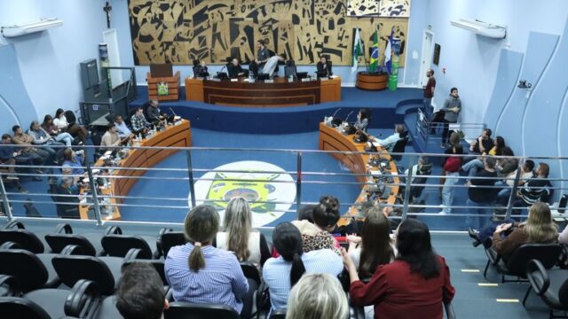 Vista geral do plenário da Câmara Municipal de Ponta Grossa com vereadores e público presente na sessão