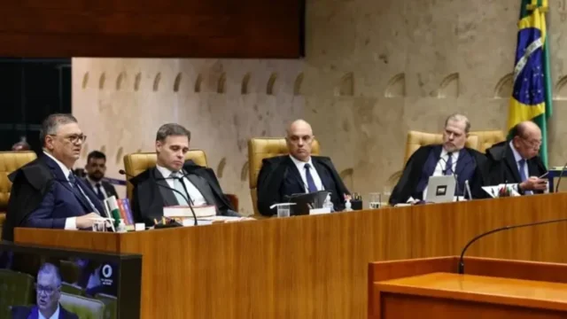 Ministros do Supremo Tribunal Federal sentados à bancada durante sessão plenária em Brasília