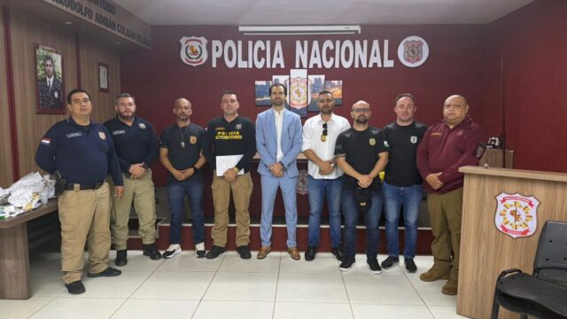 Autoridades policiais do Brasil e do Paraguai posam para foto oficial em auditório