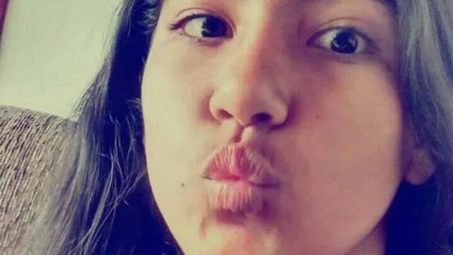 Retrato de Eduarda Shigematsu, menina de 11 anos com cabelos escuros, fazendo bico para a câmera