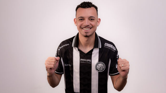 O lateral-esquerdo Gabriel Feliciano sorri vestindo a camisa preta e branca do Operário Ferroviário com os punhos cerrados