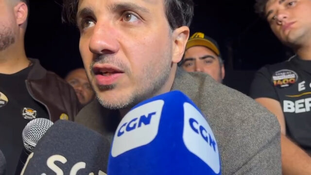 Renan Santos fala ao microfone da CGN cercado por apoiadores e jornalistas