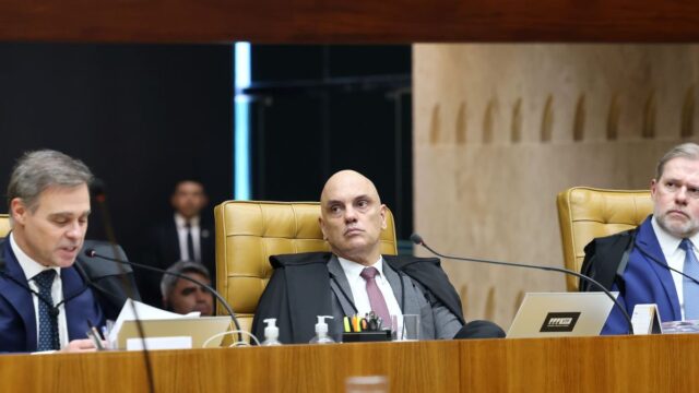 Ministros André Mendonça, Alexandre de Moraes e Dias Toffoli sentados à mesa durante sessão plenária no STF