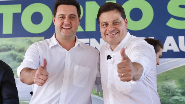 Governador Ratinho Junior ao lado de Sandro Alex fazendo sinal positivo com as mãos