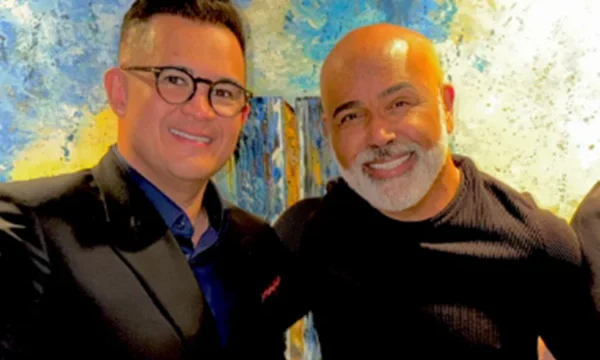Rick Sollo com óculos e Bruno Avelar sorrindo lado a lado diante de fundo abstrato
