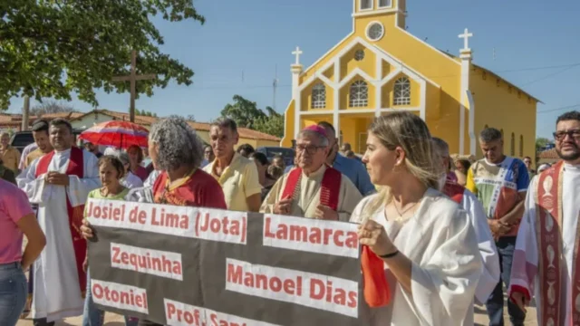 Pessoas segurando faixa com nomes durante gravação do documentário no sertão baiano