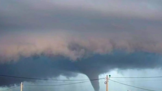Formação de nuvens escuras de tempestade no Paraná