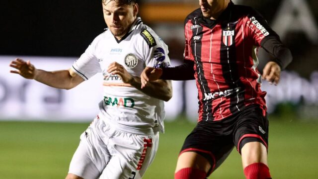 Jogadores de Operário e Botafogo-SP disputam a bola durante partida oficial