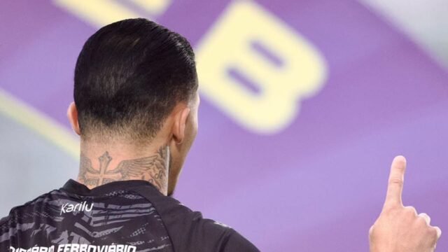 Detalhe de jogador do Operário de costas com camisa preta e tatuagem na nuca
