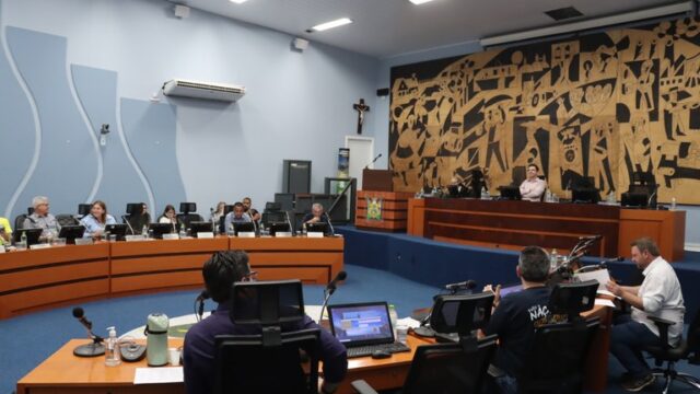 Vereadores sentados nas bancadas do plenário da Câmara Municipal de Ponta Grossa acompanham sessão