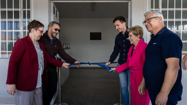 Cinco pessoas cortam uma fita azul na entrada da Biofábrica do Método Wolbachia em Ponta Grossa