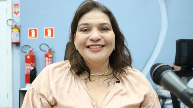 Vereadora Enfermeira Marisleidy sorri durante sessão na Câmara Municipal de Ponta Grossa