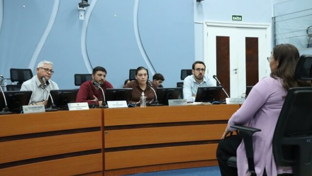 Mesa de vereadores e comissão acompanham depoimento durante sessão da CPI das Terceirizações