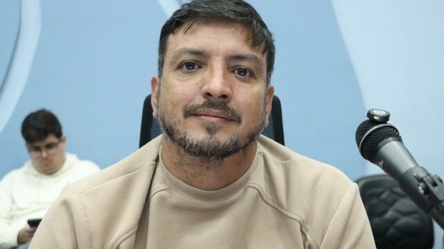 Homem com barba e blusa bege em sessão na Câmara Municipal de Ponta Grossa