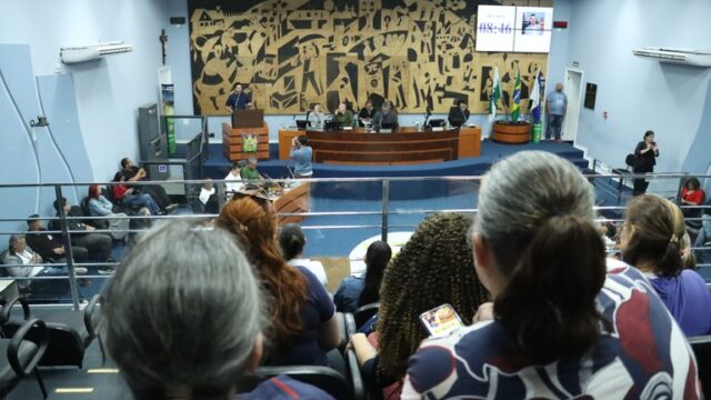 Vista do plenário da Câmara Municipal de Ponta Grossa com vereadores e público presente assistindo à sessão