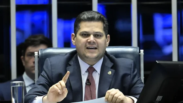 Senador Davi Alcolumbre gesticula durante sessão no plenário do Senado