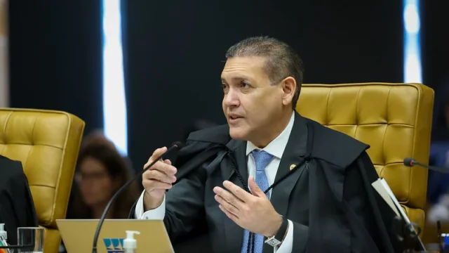 Kassio Nunes Marques gesticula durante sessão com toga e gravata azul