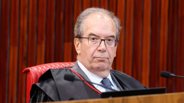 O ministro do TSE Ricardo Villas Bôas Cueva com óculos e toga durante sessão plenária
