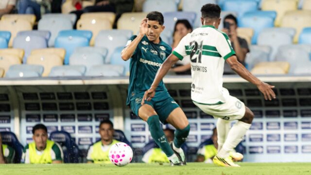 Jogadores de Coritiba e Fluminense disputam a bola no gramado do estádio do Maracanã