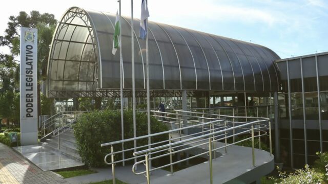Fachada externa da Câmara Municipal de Ponta Grossa com rampa de acesso e letreiro do Poder Legislativo