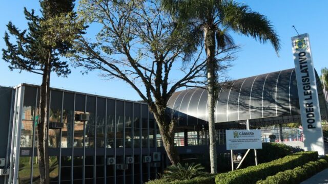 Fachada da Câmara Municipal de Ponta Grossa com estrutura moderna e letreiro do Poder Legislativo