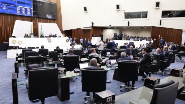 Plenário da Assembleia Legislativa do Paraná com deputados sentados às mesas de trabalho