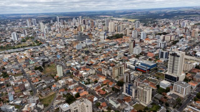 Vista aérea panorâmica da cidade de Ponta Grossa com edifícios e ruas
