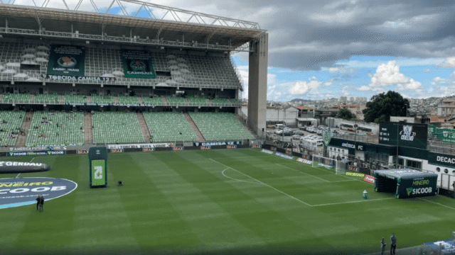 Vista interna do Estádio Independência com gramado cortado e arquibancadas vazias
