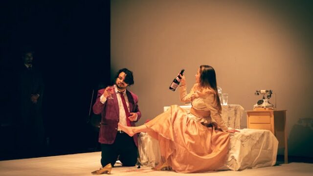 Atores em cena no palco durante a peça As Ligações Perigosas no teatro
