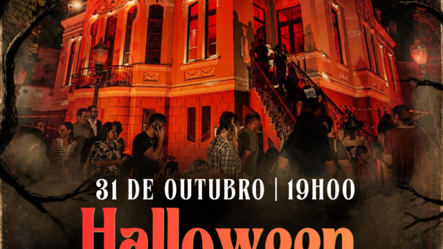 Cartaz do evento Halloween na Villa Hilda com a fachada da mansão iluminada e pessoas na entrada