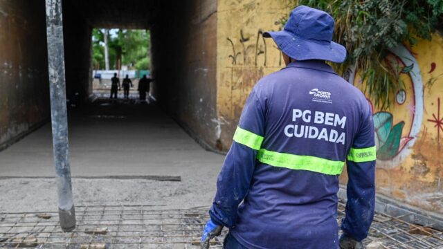 Funcionário com uniforme de serviços públicos de Ponta Grossa em obra no Túnel do San Martin