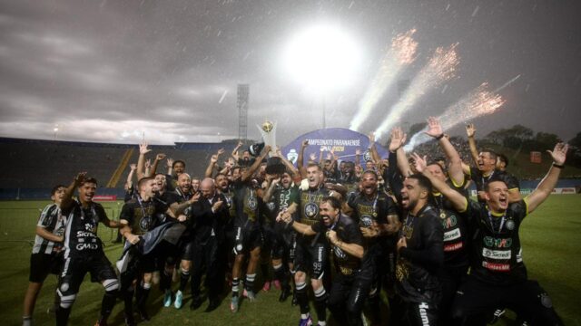 Jogadores do Operário comemoram título com taça e fogos de artifício no gramado