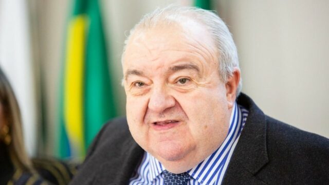 Retrato do ex-prefeito de Curitiba Rafael Greca em evento público
