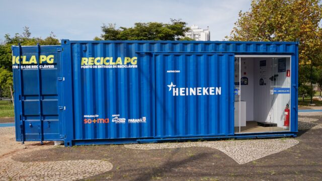 Container azul do Recicla PG com porta aberta e a logomarca da Heineken na lateral