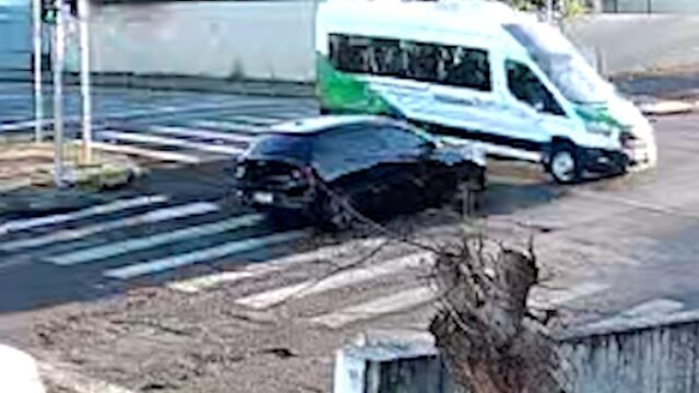 Imagem de câmera de segurança mostra van da saúde tombada após batida com carro em cruzamento