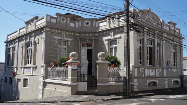 Fachada de prédio histórico em Ponta Grossa com pintura bege e detalhes arquitetônicos ornamentados