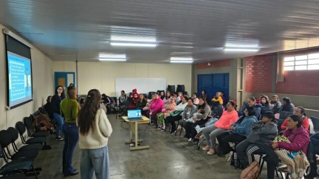 Palestra sobre Direito Eleitoral para grupo de famílias em sala com projetor