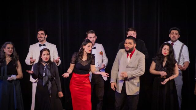 Elenco de cantores no palco durante a primeira edição do festival Canta PG