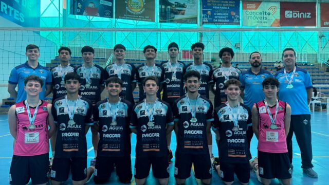 Time de voleibol masculino de Ponta Grossa sorri com medalhas no pescoço em quadra coberta durante os JOJUPs