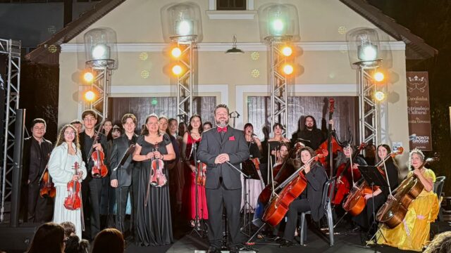 Integrantes da Orquestra de Cordas Maestro Paulino posam e tocam instrumentos durante apresentação em Ponta Grossa