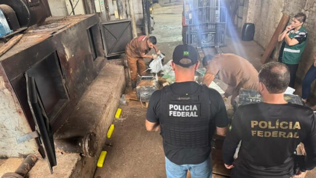 Agentes da Polícia Federal acompanham a destruição de drogas em empresa no Paraná