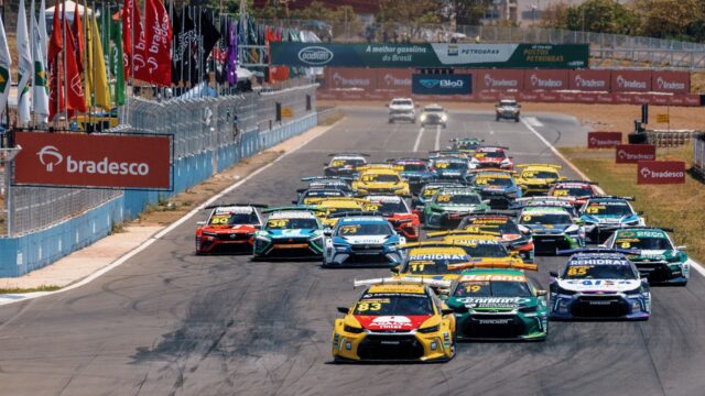 Carros de corrida da Stock Car alinhados na pista durante largada de etapa no Paraná