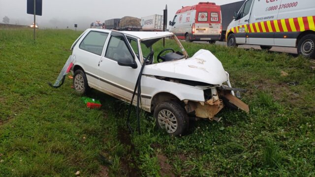 Carro branco destruído após acidente com caminhão na BR-376 em Ponta Grossa