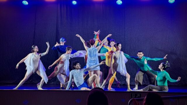 Bailarinos da Companhia de Dança de Ponta Grossa realizam coreografia no palco de festival em Cianorte