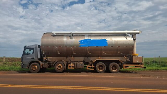 Caminhão tanque estacionado às margens da rodovia PR-491 após acidente de trânsito