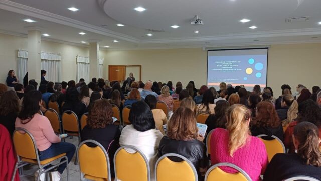 Público assiste a apresentação em auditório durante evento da Prefeitura de Ponta Grossa